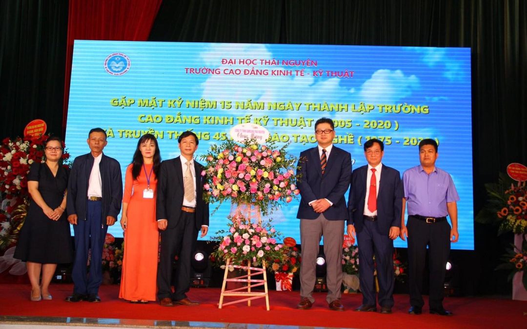 U.I.H. ghé thăm và chúc mừng kỷ niệm thành lập trường CĐ Kinh tế – Kỹ thuật Thái Nguyên